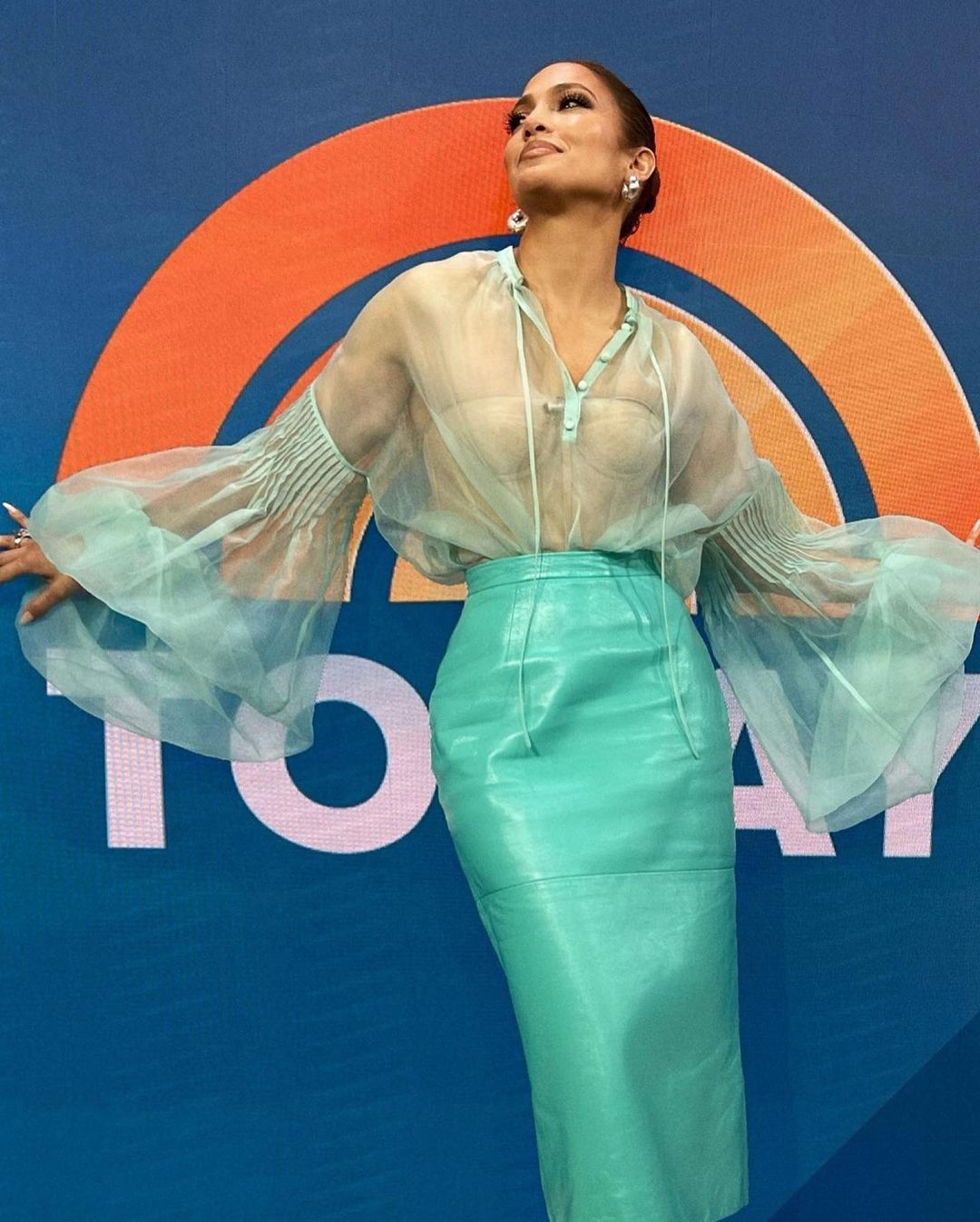 Jennifer Lopez w turkusowej koszuli / Instagram.com/jlo
