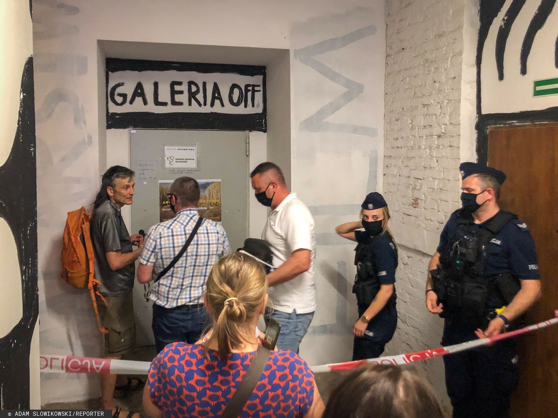 Policja w ?�dzkiej Galerii Off18.06.2021 Lodz Galeria Off Policja wchodzi zabezpieczyc dowody po zgloszeniu o rzekomym obrazeniu uczuc religijnych i zniewazeniu symboli panstwowych przez artyste Marcelo Zammenhoffa i jego wystawe "Archiwum Regresywne"  fot. Adam Slowikowski/REPORTER   N/z Marcelo ZammenhoffAdam Slowikowski/REPORTER