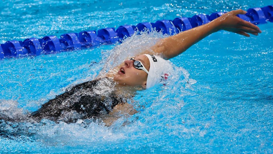 Laura Bernat podczas półfinałowego startu na 200 metrów grzbietem na igrzyskach olimpijskich w Tokio 