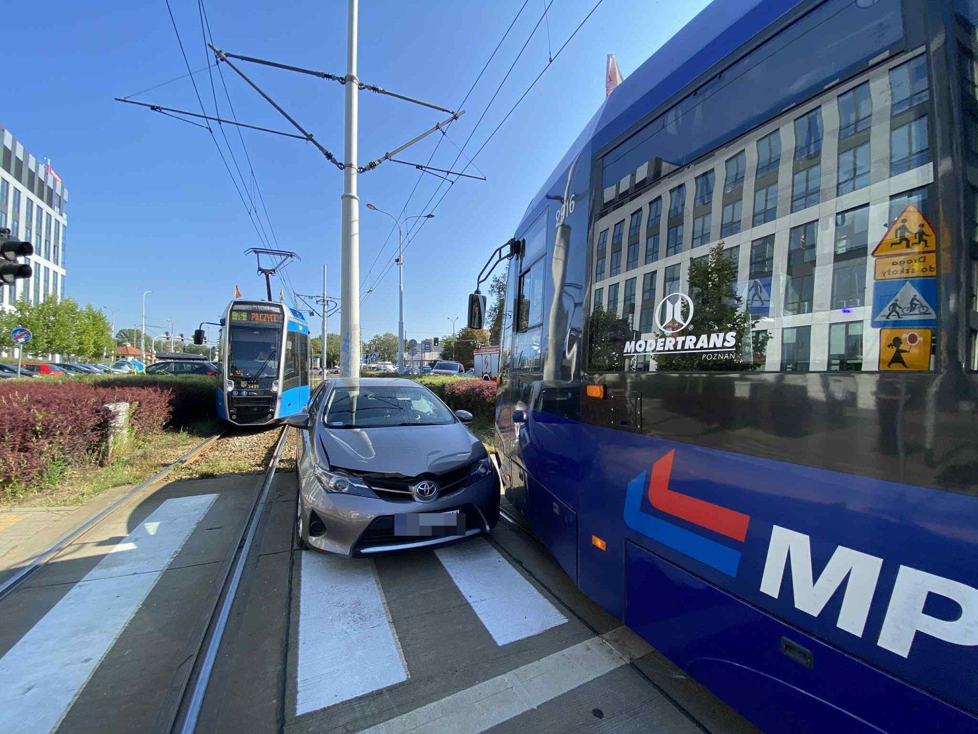 Wypadek samochodu z tramwajem.