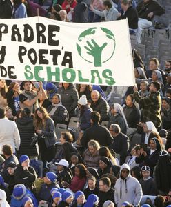 Pożegnali papieża w specjalny sposób. Mieli szczególny powód