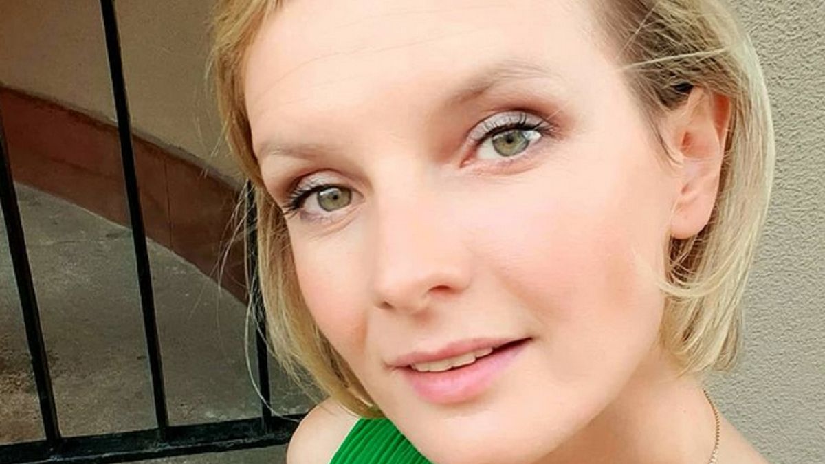 Aktorka jest na zagranicznych wakacjach.