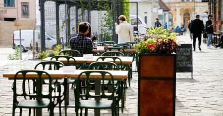 Obostrzenia. Rzecznik rządu o otwarciu ogródków restauracyjnych. Padł "realny" termin