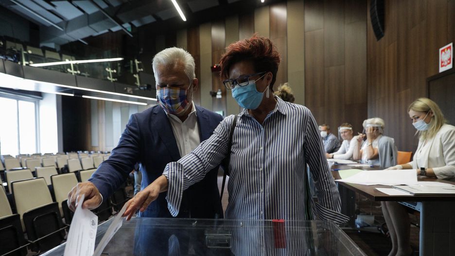 Wybory prezydenckie. Aleksander Kwaśniewski z żoną zagłosowali w Warszawie