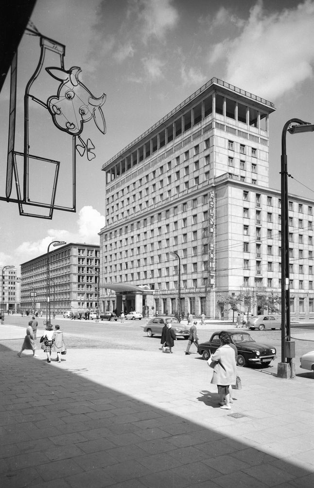 Hotel Grand przy skrzyżowaniu ulic Kruczej i Hożej od strony baru mlecznego "Bambino", 1962.
