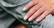 Ten manicure sprawdzi się na komunię 2023. Eleganckie propozycje dla mamy
