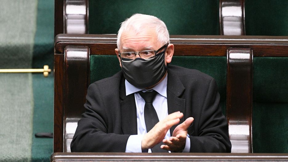 Martin Pollack twierdził, że Jarosław Kaczyński i jego zwolennicy "stale pogłębiają podziały w społeczeństwie, ponieważ zapewnia im to władzę".