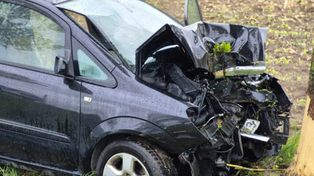 Kierowca wjechał w drzewo. Zginęła 95-letnia pasażerka, dwie osoby ranne