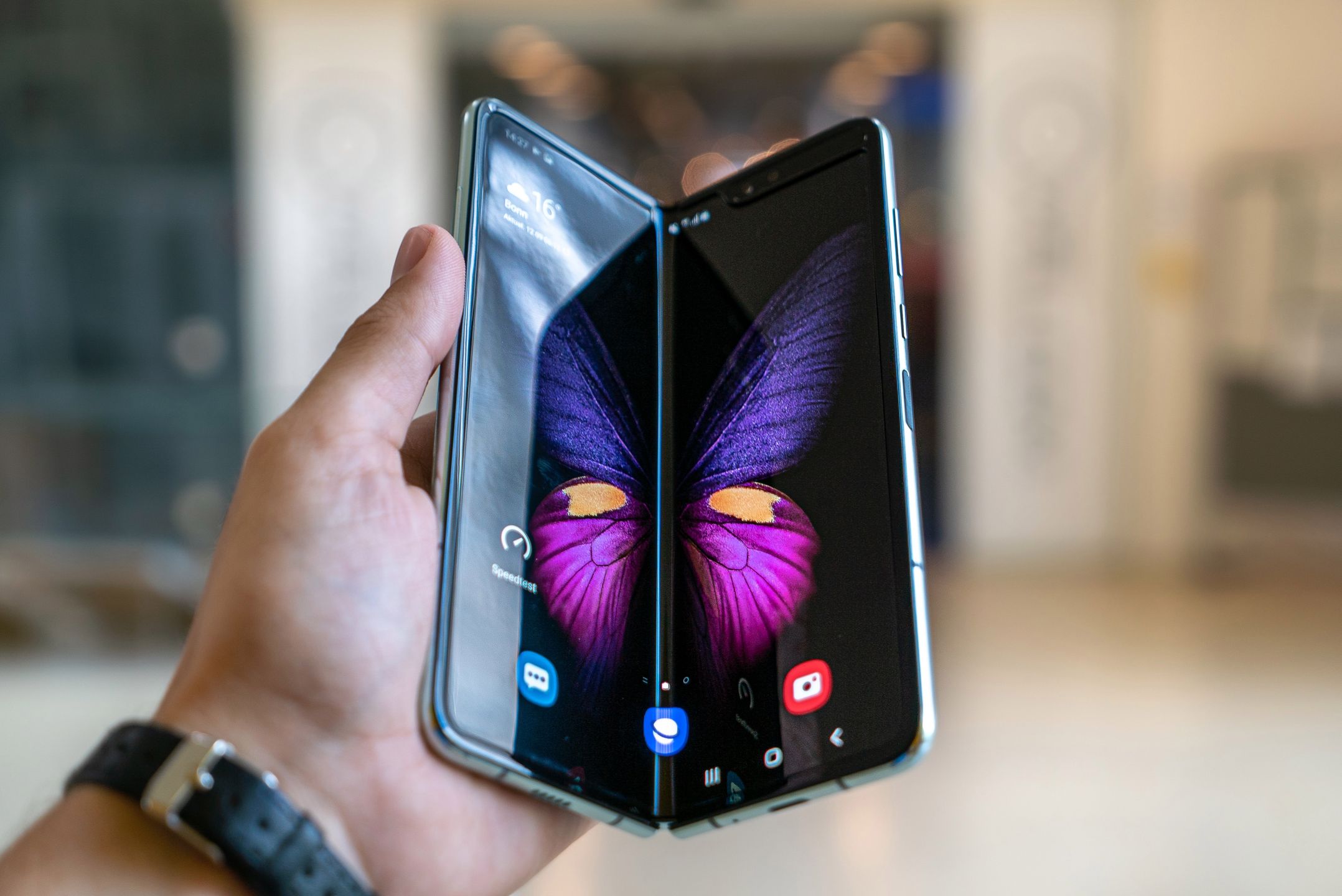 Samsung Galaxy Fold sprzedaje się lepiej, ale wyrazy uznania idą do Huaweia 2