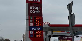 Włocławek: Fatalna pomyłka na stacji. Tankowali ropę zamiast benzyny