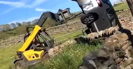 Zostawił auto na podjeździe. Rolnik dał kierowcy nauczkę [WIDEO]