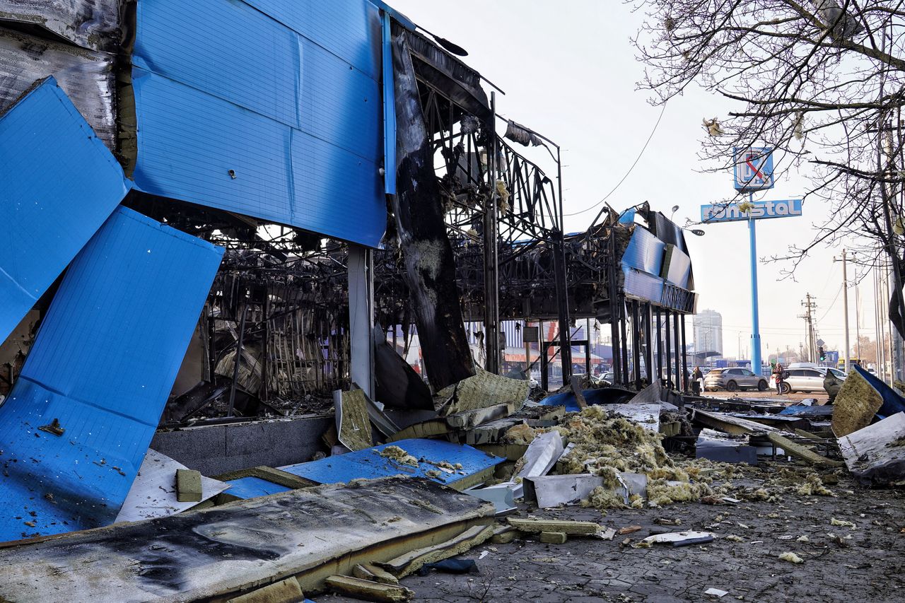 Odessa, Ukraina, 21.03.2025. Zniszczenia po rosyjskim ataku rakietowym w Odessie, 21 bm. Uszkodzonie zostało centrum handlowe, stacja benzynowa, budynki mieszkalne i sklepy. Trwa inwazja Rosji na Ukrainę. (aldg) PAP/Alena Solomonova