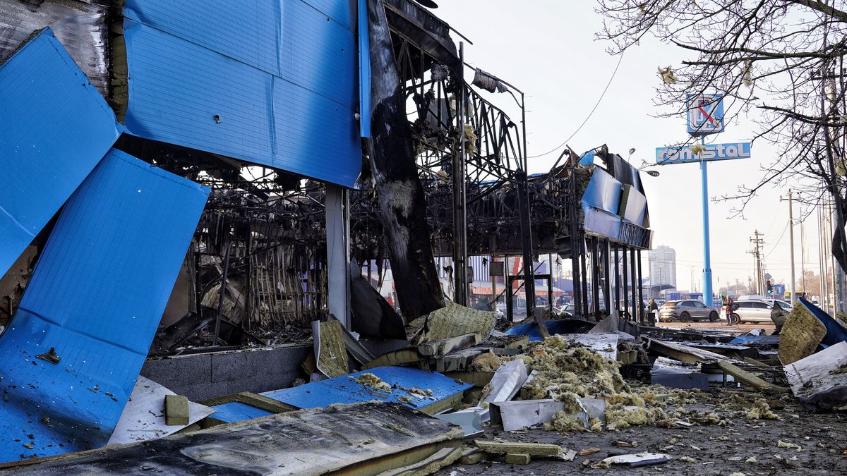 Odessa, Ukraina, 21.03.2025. Zniszczenia po rosyjskim ataku rakietowym w Odessie, 21 bm. Uszkodzonie zostało centrum handlowe, stacja benzynowa, budynki mieszkalne i sklepy. Trwa inwazja Rosji na Ukrainę. (aldg) PAP/Alena Solomonova