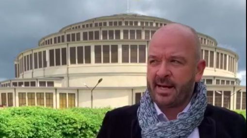 "Ten mały, długowłosy blondyn to ja, a ta pani to moja ukochana mama" - wyznaje prezydent Wrocławia Jacek Sutryk i zachęca do podzielenia się wspomnieniami związanymi z Halą Stulecia