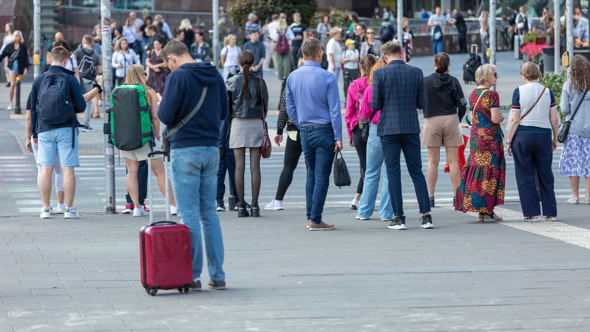 Stock Arkadiusz Zi�?ek
Fot. Arkadiusz Ziolek/East News. Warszawa. n/z Ludzie idacy na zielonym swietle przez przejscie dla pieszych.
ARKADIUSZ ZIOLEK