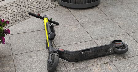 Warszawa. Kierowca miejskiego autobusu potrącił dziecko na hulajnodze