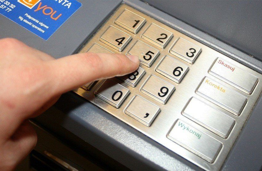 Cash Trapping: jak oszuści blokują wypłatę pieniędzy