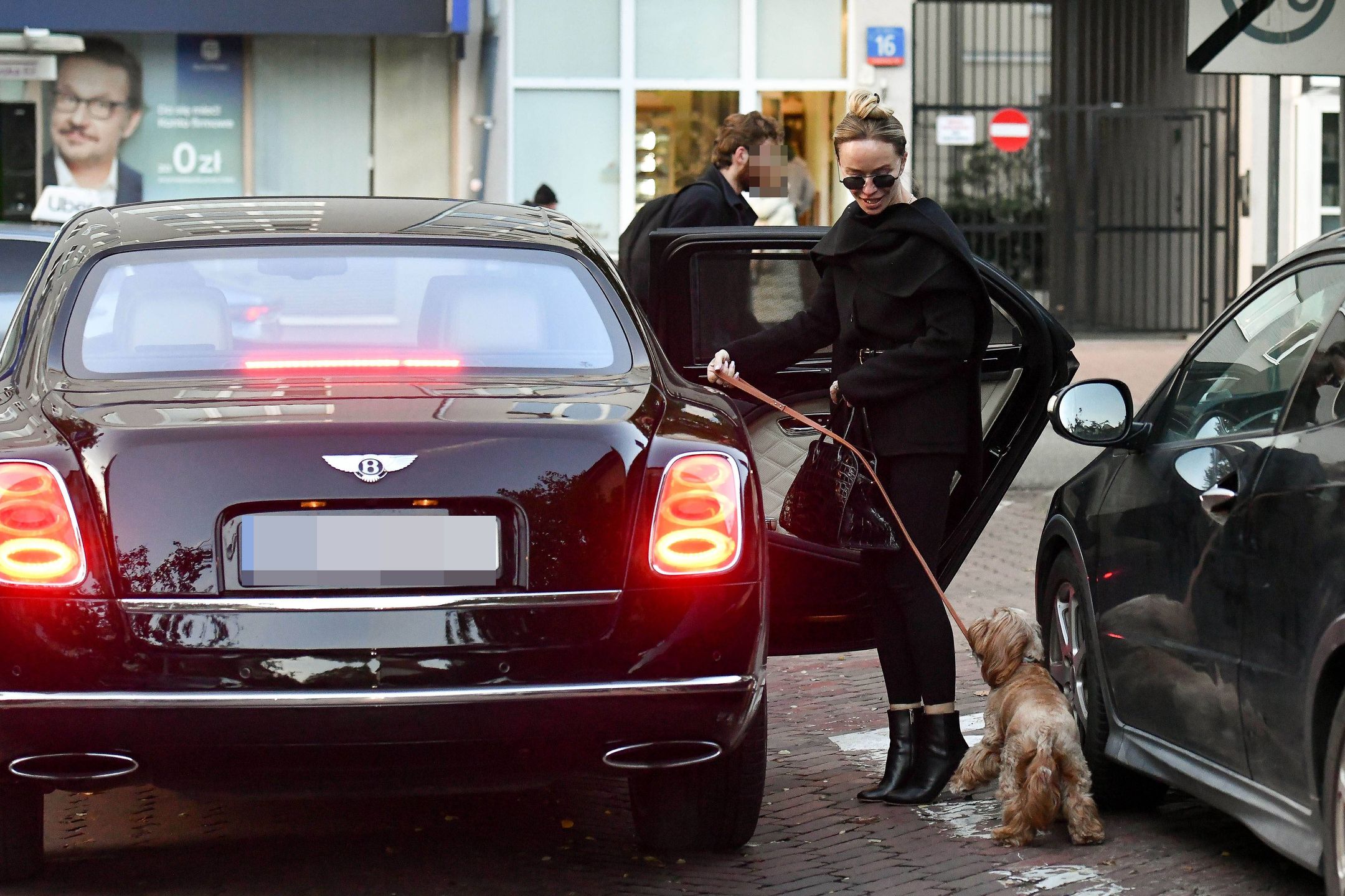 Joanna Przetakiewicz spaceruje z psem po mieście