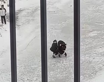 Szokujące nagranie z Poznania. Weszła na zamarznięty staw z dzieckiem w wózku