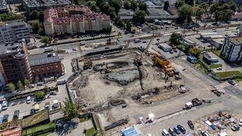 Kraków: Awangarda Mogilska, obok Młyny Mogilska. Wielkie apartamenty obudowują ulicę łączącą centrum Krakowa z Nową Hutą i Mistrzejowicami.