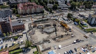 Kraków: Awangarda Mogilska, obok Młyny Mogilska. Wielkie apartamenty obudowują ulicę łączącą centrum Krakowa z Nową Hutą i Mistrzejowicami.