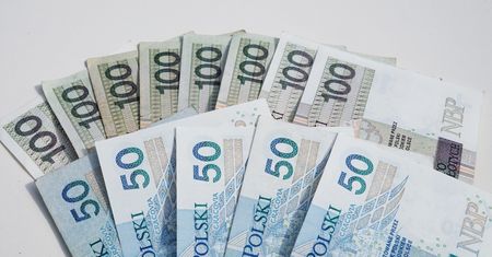 1200 złotych miesięcznie przez 2,5 roku. Kto może liczyć na dodatkową kasę?