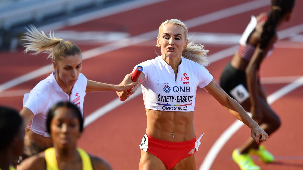 Eugene, USA, 24.07.2022. Lekkoatletyczne mistrzostwa świata - Oregon 2022. Polki Justyna Święty-Ersetic (P) i Iga Baumgart-Witan (L-tył) w eliminacyjnym biegu sztafetowym 4x400 m, 23 bm. (gj) PAP/Adam Warżawa
