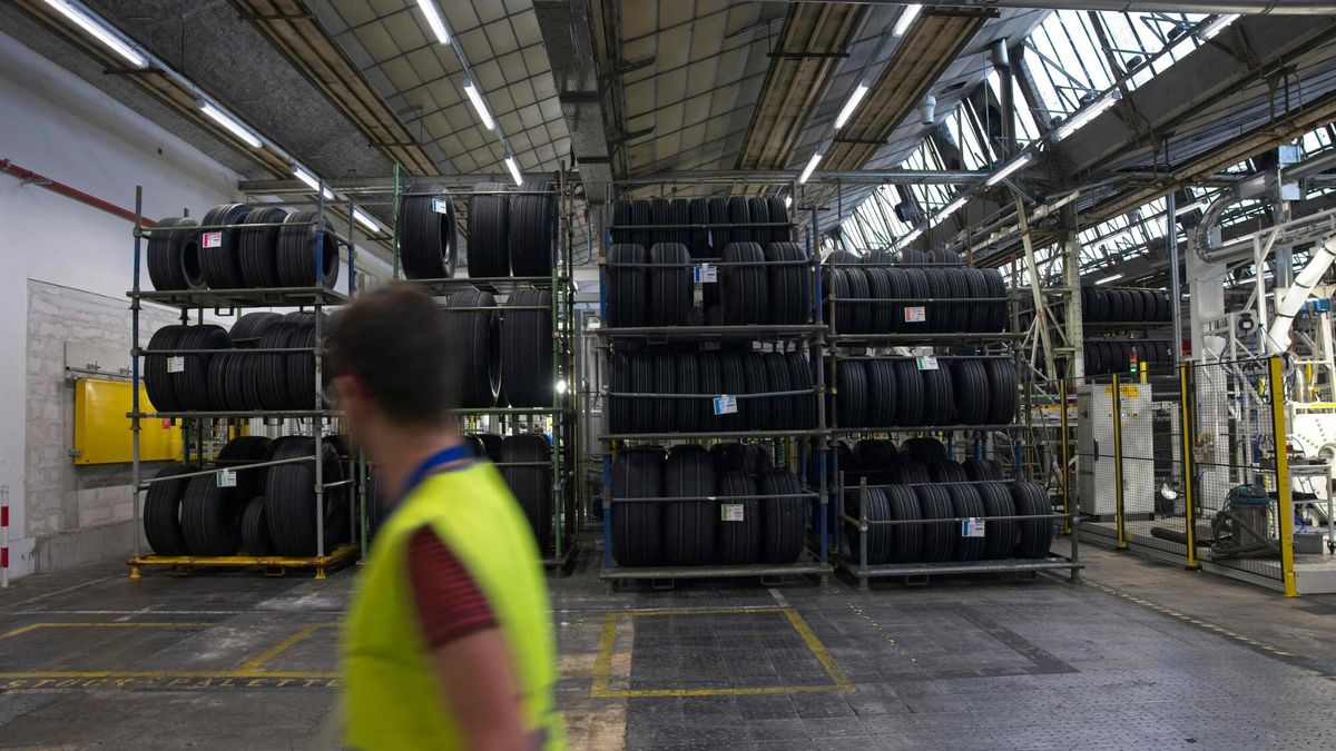 Fabryka opon Michelin we Francji - AFPThis photograph taken on October 27, 2022 shows a worker walking past stored tires in the Michelin plant in Saint-Doulchard, Central France. - The Michelin plant is the only factory in Europe to manufacture tires for aircraft. (Photo by GUILLAUME SOUVANT / AFP)GUILLAUME SOUVANT