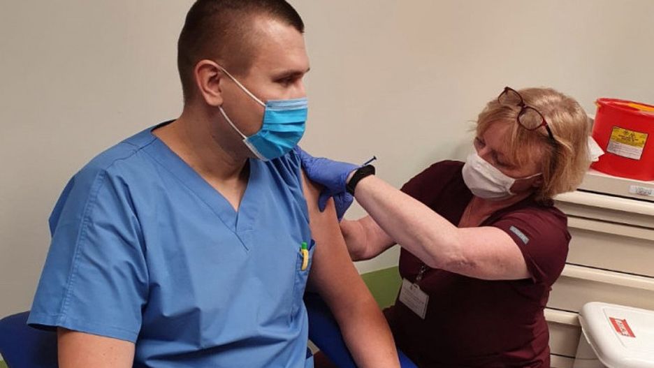 Burza o szczepienia poza kolejnością.  Szpital Uniwersytecki w Krakowie zaprzecza podejrzeniom