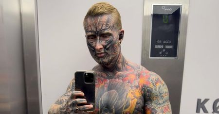 27-latek wydał ponad 200 tys. zł, aby wytatuować sobie całe ciało. Jak wyglądał przed "metamorfozą"? (FOTO)