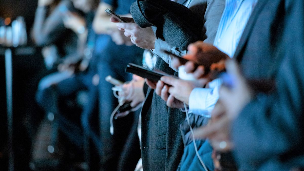 Ludzie korzystający ze smartfonów