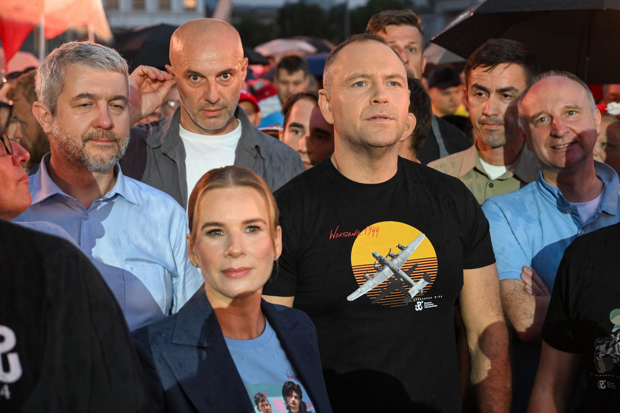 Warszawa, 01.08.2026. Obchody 82. rocznicy wybuchu Powstania Warszawskiego. Prezydent RP Karol Nawrocki (C) z małżonką Martą Nawrocką (L-front) na koncercie ?Warszawiacy śpiewają (nie)zakazane piosenki?, 1 bm. na pl. Piłsudskiego w Warszawie. W stolicy trwają obchody 82. rocznicy wybuchu Powstania Warszawskiego - wystąpienia zbrojnego przeciwko okupującym Warszawę wojskom niemieckim, zorganizowanego przez Armię Krajową. (ad) PAP/Radek Pietruszka