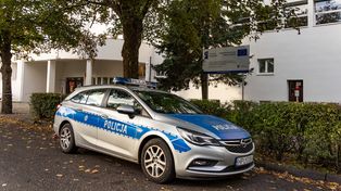 Policja kontroluje szkoły w Pile. Kilka razy dziennie