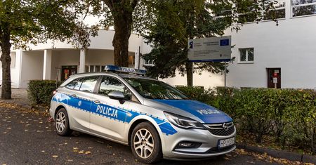 Policja kontroluje szkoły w Pile. Kilka razy dziennie