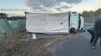 Ciemne: Wypadek na trasie S8. Pojazd dostawczy przewrócił się na bok