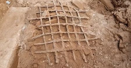 Archeolodzy znaleźli niecodzienny artefakt. "Pod ziemią jest tego więcej"