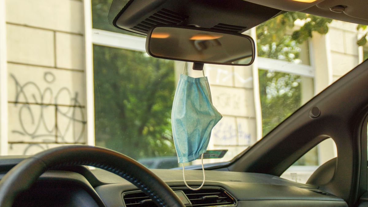 Maseczka na lusterku wstecznym? To zdecydowanie zły pomysł