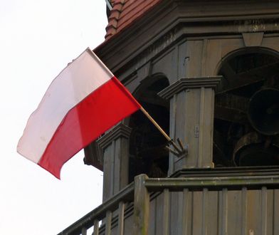 Święto Niepodległości 2023. Jak prawidłowo wywiesić flagę na 11 listopada?