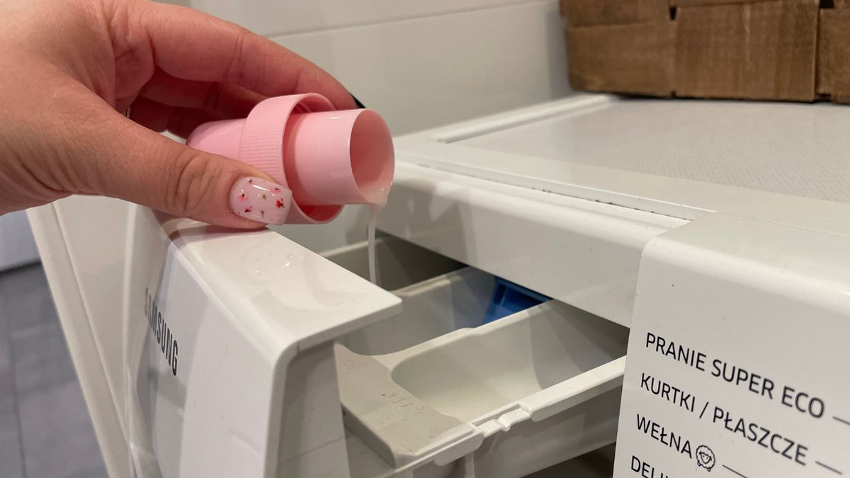 Wlej nakrętkę kosmetyku do prania firanek