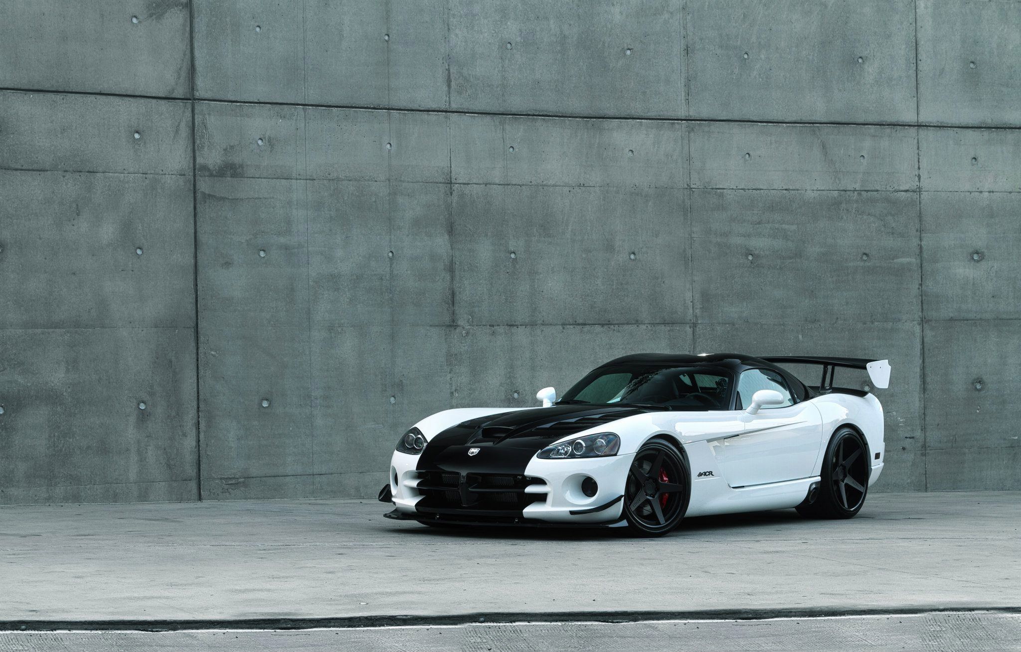 RSI Racing Solutions Dodge Viper SRT-10 ACR Twin Turbo Race pochodzi z roku 2013. Jak wszystkie prezentowane dzisiaj wozy został wyposażony w turbodoładowanie wysokiej wydajności. Bazowym motorem było 8,4-litrowe V10, które generowało 608 KM i 759 Nm. Widlasta dziesiątka została uzbrojona w poprawiony wał korbowy, nowe wałki rozrządu i tłoki, które są w stanie znieść znacznie większą moc niż standardowa.