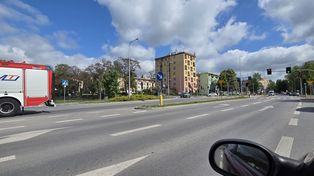 Utrudnienia w centrum Ostrowca Świętokrzyskiego. Strażacy usuwają plamę oleju