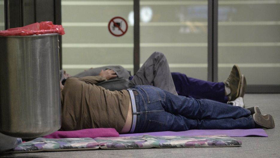 Migranci śpią na dworcu centralnym w Monachium