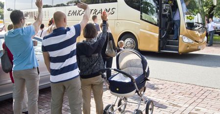 Boom na szkolne wyjazdy wyciąga transport z dołka. Dobijają ceny paliw. "Klienci ostro się targują"