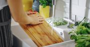 Włóż deskę do krojenia do lodówki. Ten kuchenny trik może zaskoczyć