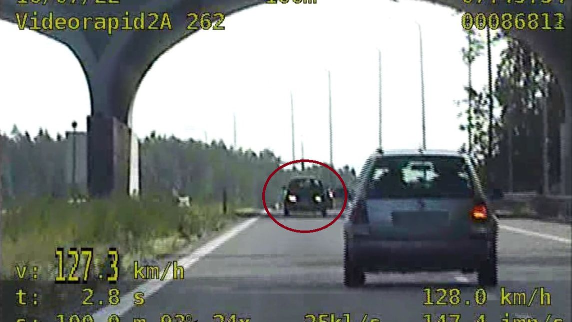 Kierowca brnął do przodu nie zwracając uwagi na inne auta