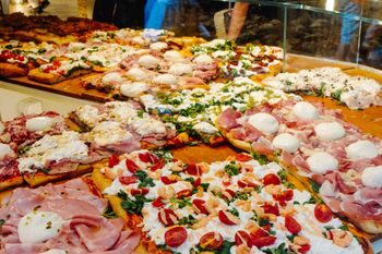 Pizza na słodko-słono? Sprawdziliśmy, jakie nietypowe propozycje można zamówić na wynos