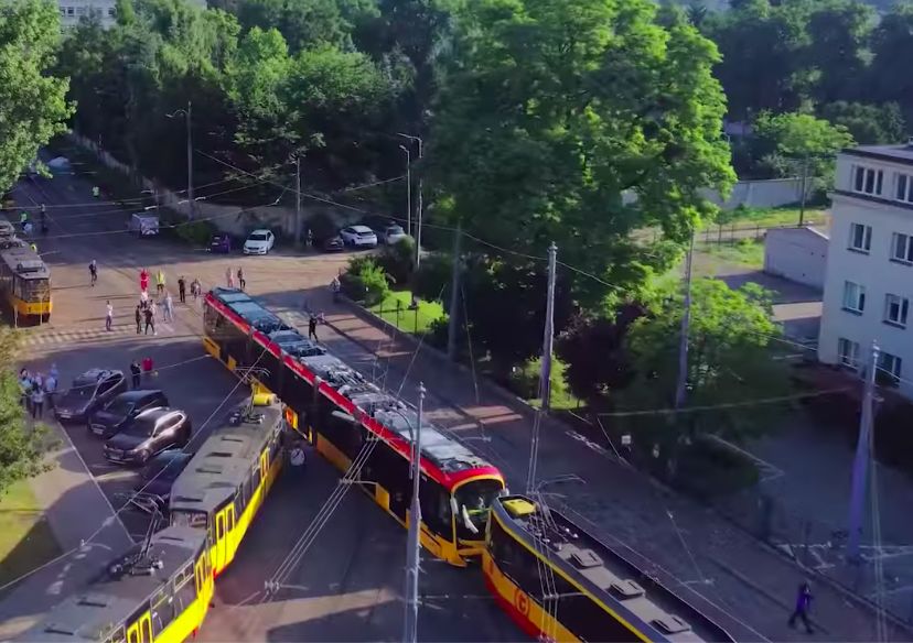 Warszawa. Wyprodukowany w Korei, przez ponad miesiąc podróżował drogą morską do Gdyni, a potem ciężarówkami do docelowego miasta. Stolica będzie miała 123 takie nowe pojazdy