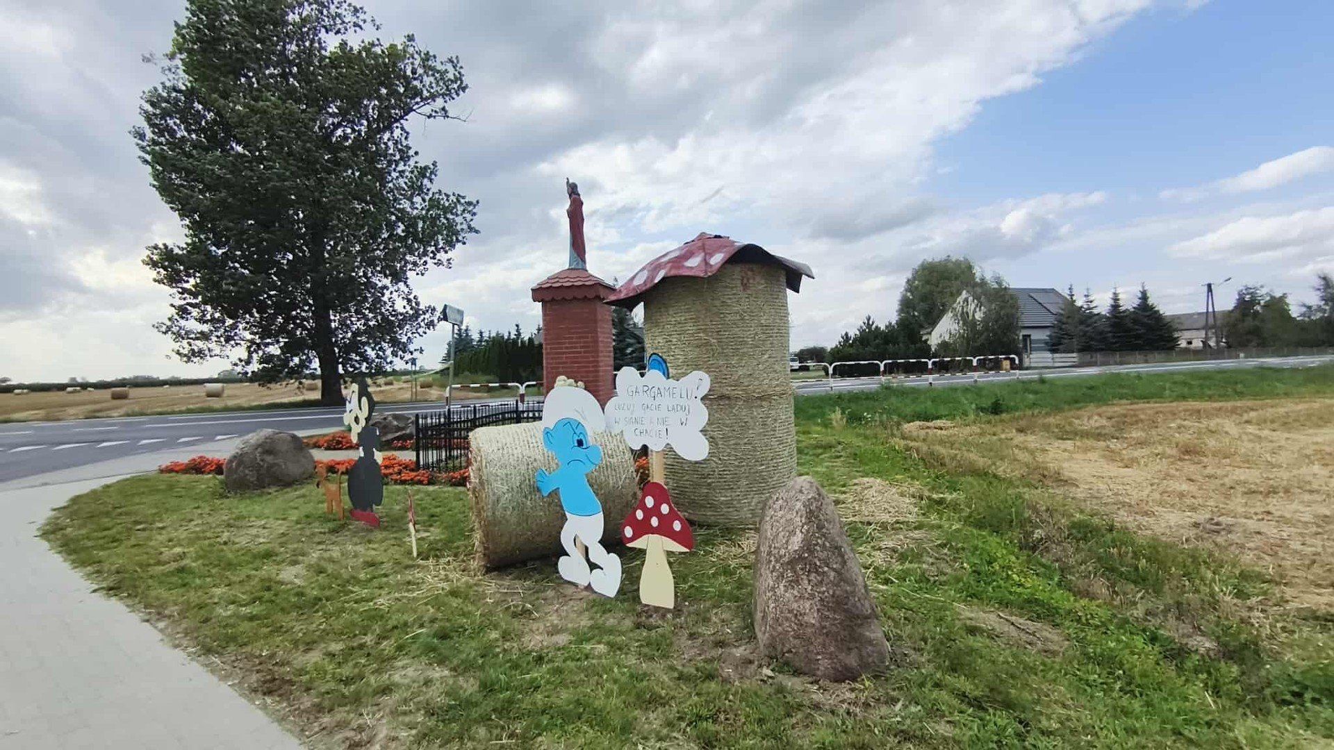 Smerfna wioska w gminie Gniezno. Po Goślinowie krąży... Gargamel!