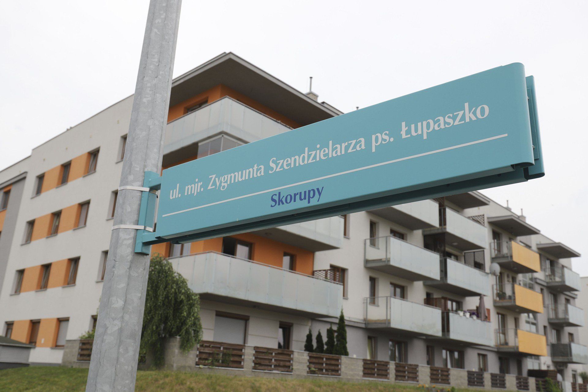 Tabliczka z nazwą ul. mjr. Zygmunta Szendzielarza ps. &#34;Łupaszko&#34;