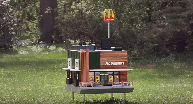 W Szwecji powstał najmniejszy na świecie McDonald's. Służy pszczołom